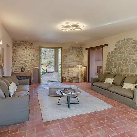 Spacious In Tuscan Countryside فيلة لوكا